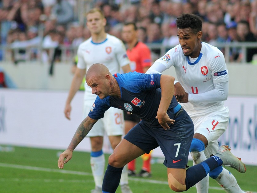 Vladimír Weiss ml. a Theodor Gebre Selassie počas zápasu Slovensko - Česko v Lige národov.