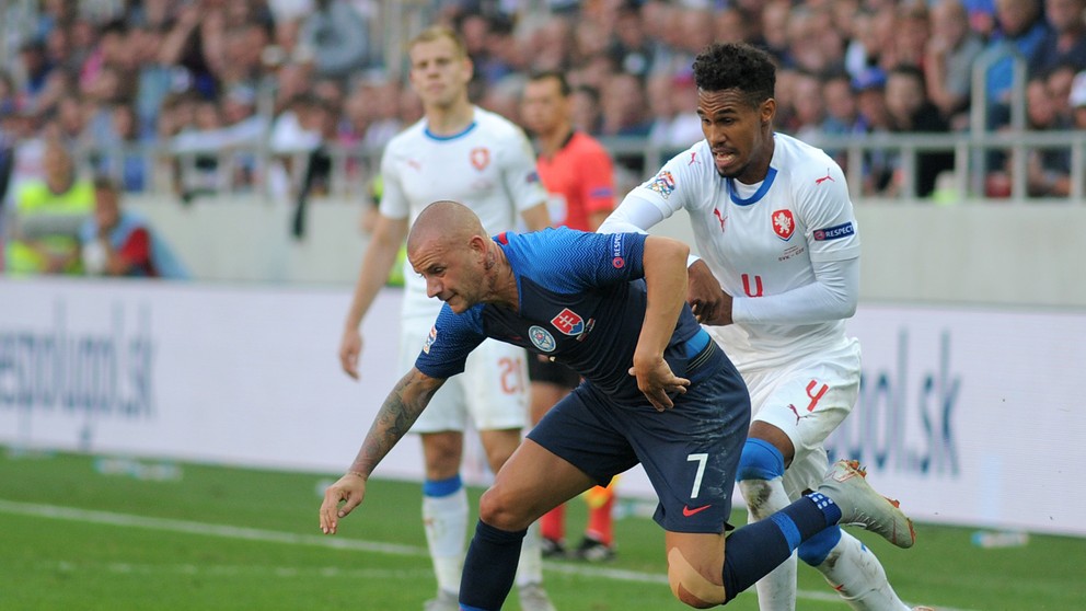 Vladimír Weiss ml. a Theodor Gebre Selassie počas zápasu Slovensko - Česko v Lige národov.