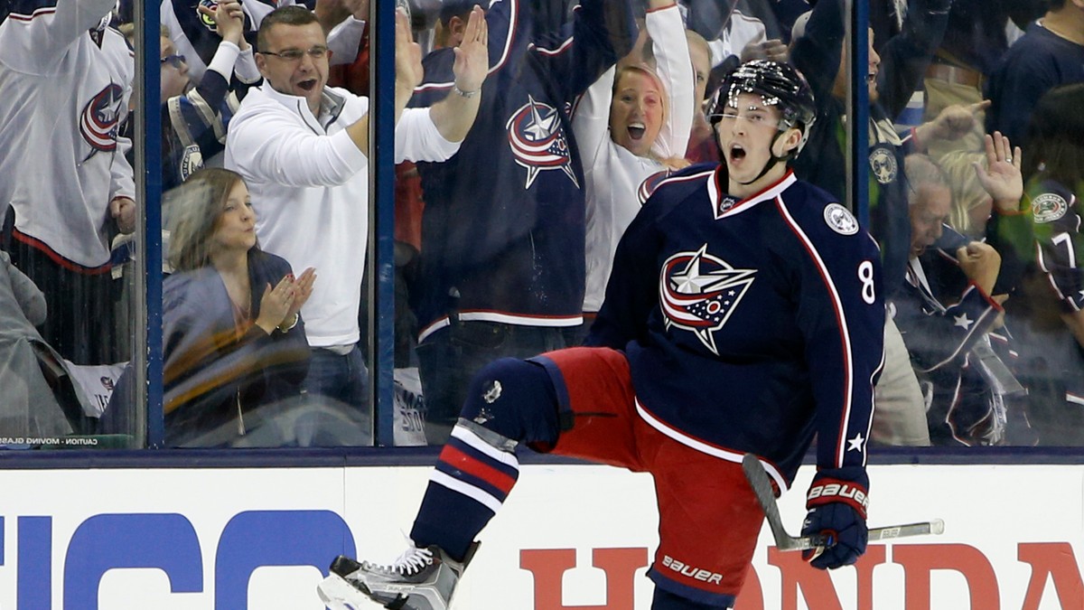 Obranca Zach Werenski v drese Columbus Blue Jackets.