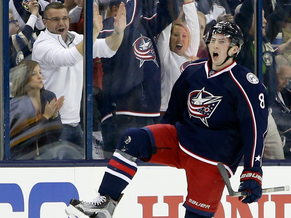 Obranca Zach Werenski v drese Columbus Blue Jackets.