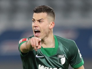 László Bénes v drese FC Augsburg.