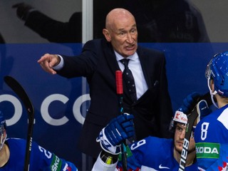 Craig Ramsay a slovenská striedačka v zápase Slovensko - Švajčiarsko na MS v hokeji 2021.
