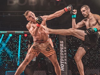 Slovenský MMA zápasník Marco Novák (vpravo) a Čech Tadeáš Růžička v zápase miešaných bojových umení Oktagon Underground v Brne.