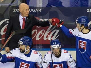 Slovenskí hokejisti s trénerom Craigom Ramsaym. 