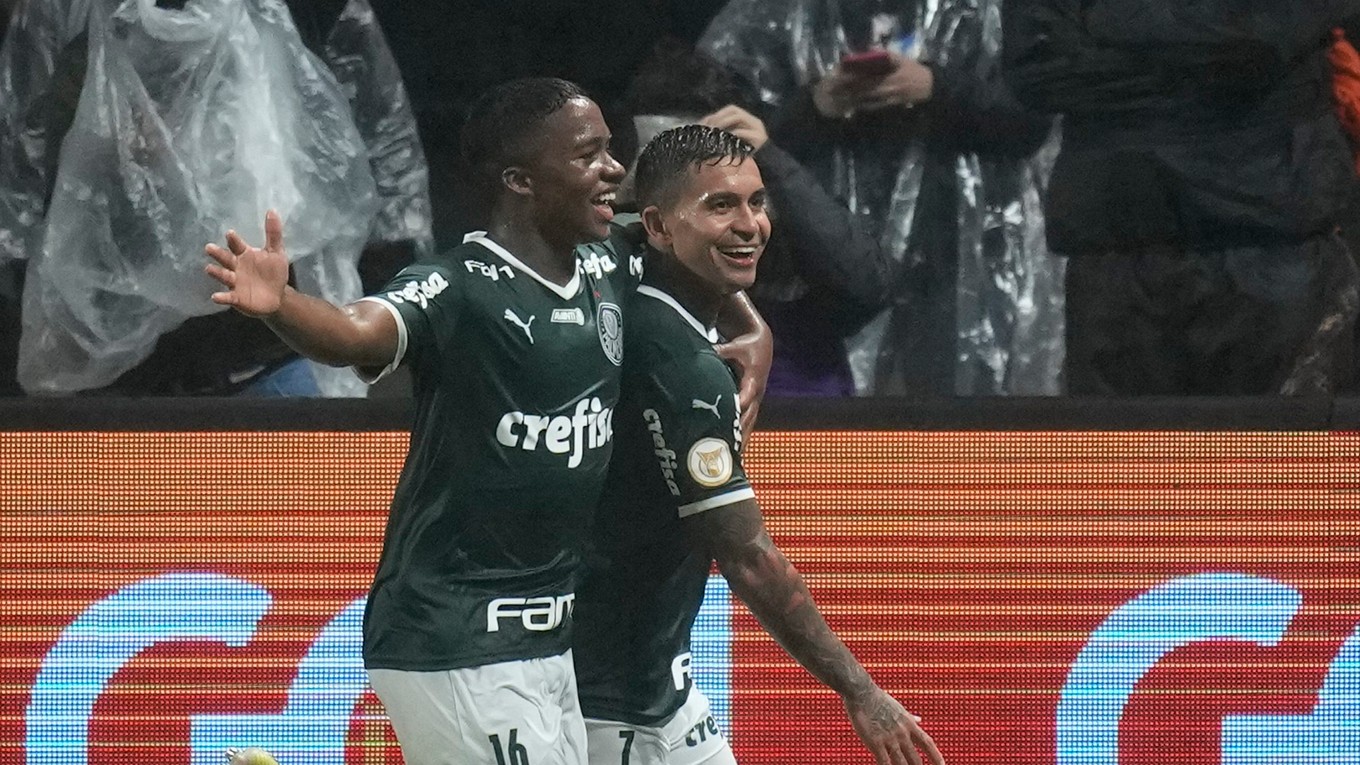 Endrick (vľavo) v drese Palmeirasu.