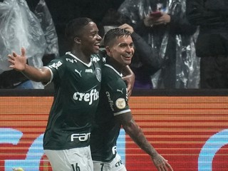 Endrick (vľavo) v drese Palmeirasu.