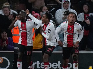 Hráč Southamptonu  Moussa Djenepo (vľavo) oslavuje so spoluhráčmi po tom, ako strelil druhý gól proti Manchesteru City v zápase štvrťfinále anglického Ligového pohára.