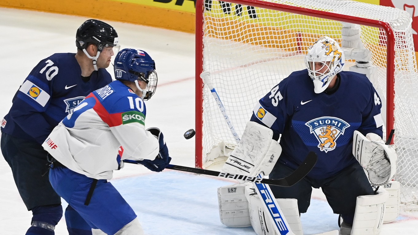 Adam Sýkora strieľa gól v zápase Slovensko - Fínsko vo štvrťfinále MS v hokeji 2022.