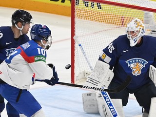 Adam Sýkora strieľa gól v zápase Slovensko - Fínsko vo štvrťfinále MS v hokeji 2022.