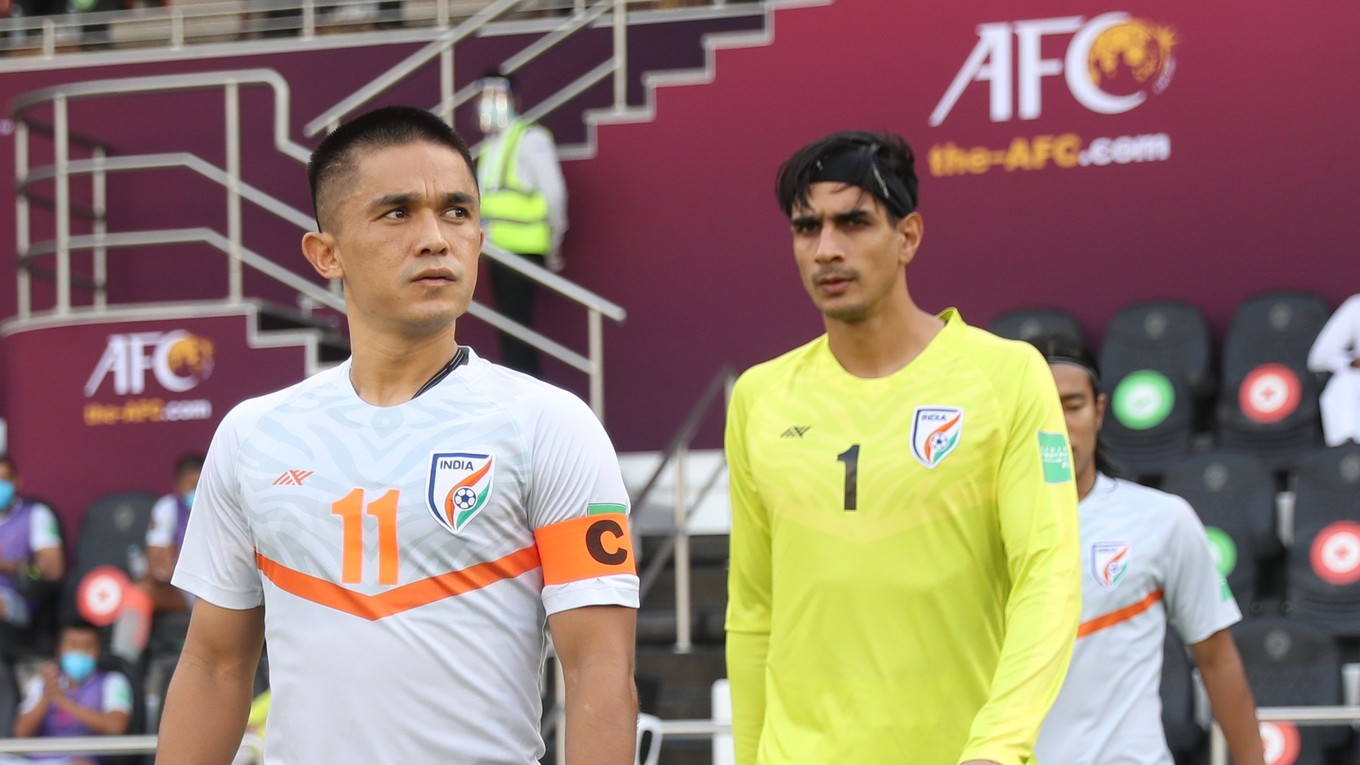 Sunil Chhetri (vľavo) v drese Indie.