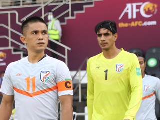 Sunil Chhetri (vľavo) v drese Indie.