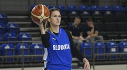 Basketbalistka Sabína Oroszová počas tréningu ženskej basketbalovej reprezentácie Slovenska.