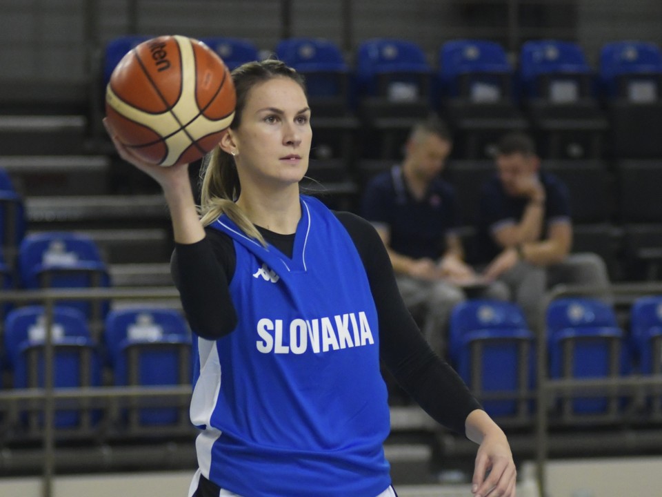 Basketbalistka Sabína Oroszová počas tréningu ženskej basketbalovej reprezentácie Slovenska.