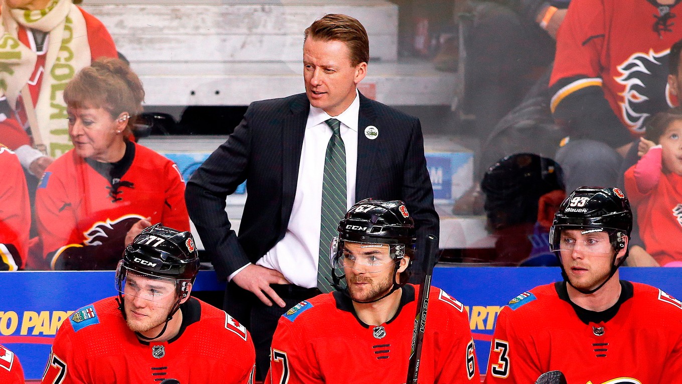 Glen Gulutzan na lavičke Calgary.