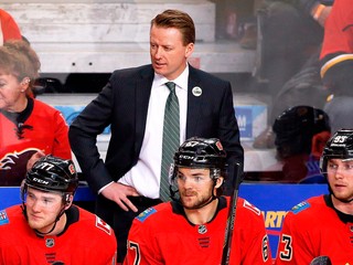 Glen Gulutzan na lavičke Calgary.