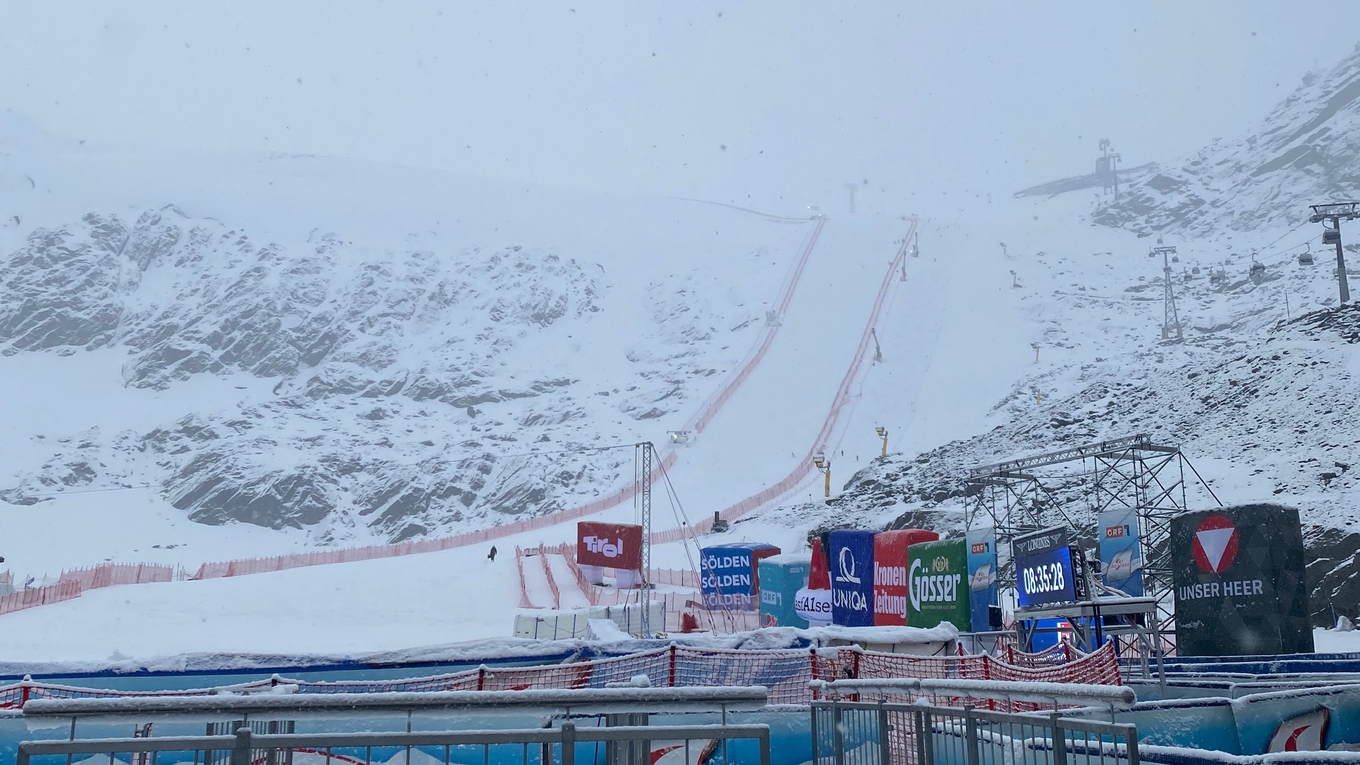 Obrovský slalom v rakúskom stredisku Sölden zrušili pre nepriaznivé počasie. Takto to tam vyzeralo.