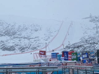 Obrovský slalom v rakúskom stredisku Sölden zrušili pre nepriaznivé počasie. Takto to tam vyzeralo.