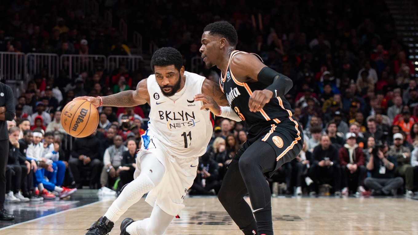 Basketbalista Brooklynu Nets  Kyrie Irving (vľavo) a hráč Atlanty Hawks Aaron Holiday v zápase zámorskej basketbalovej NBA.