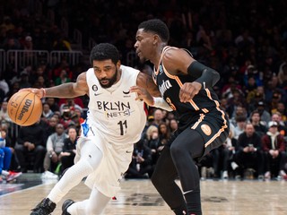 Basketbalista Brooklynu Nets  Kyrie Irving (vľavo) a hráč Atlanty Hawks Aaron Holiday v zápase zámorskej basketbalovej NBA.