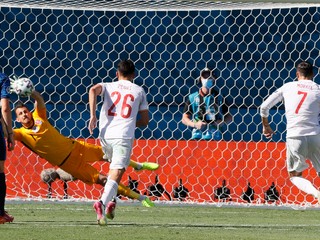 Brankár Martin Dúbravka zneškodnil penaltu Álvara Moratu v zápase Slovensko - Španielsko na EURO 2020. 