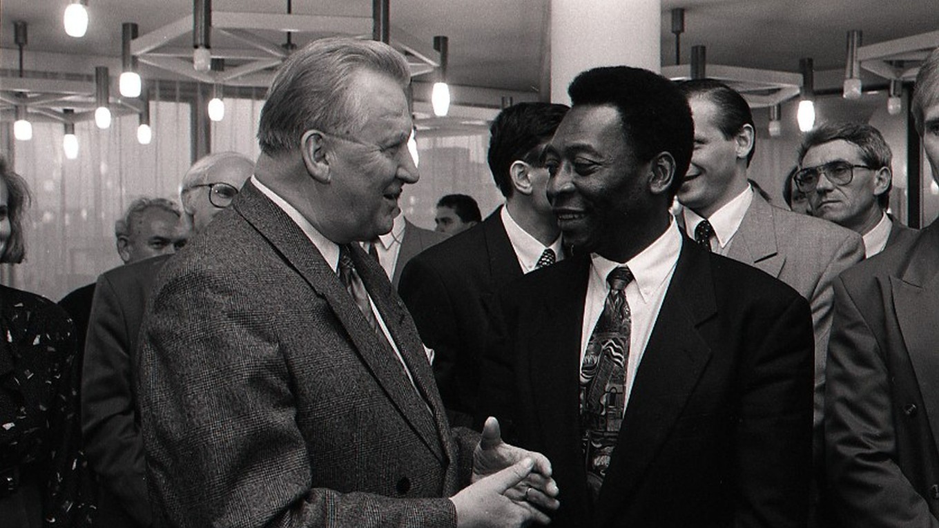 Pelé s Michalom Kováčom, vtedajším prezidentom Slovenskej republiky.