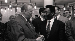 Pelé s Michalom Kováčom, vtedajším prezidentom Slovenskej republiky.