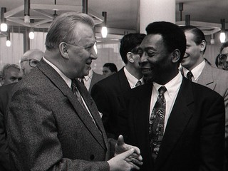 Pelé s Michalom Kováčom, vtedajším prezidentom Slovenskej republiky.