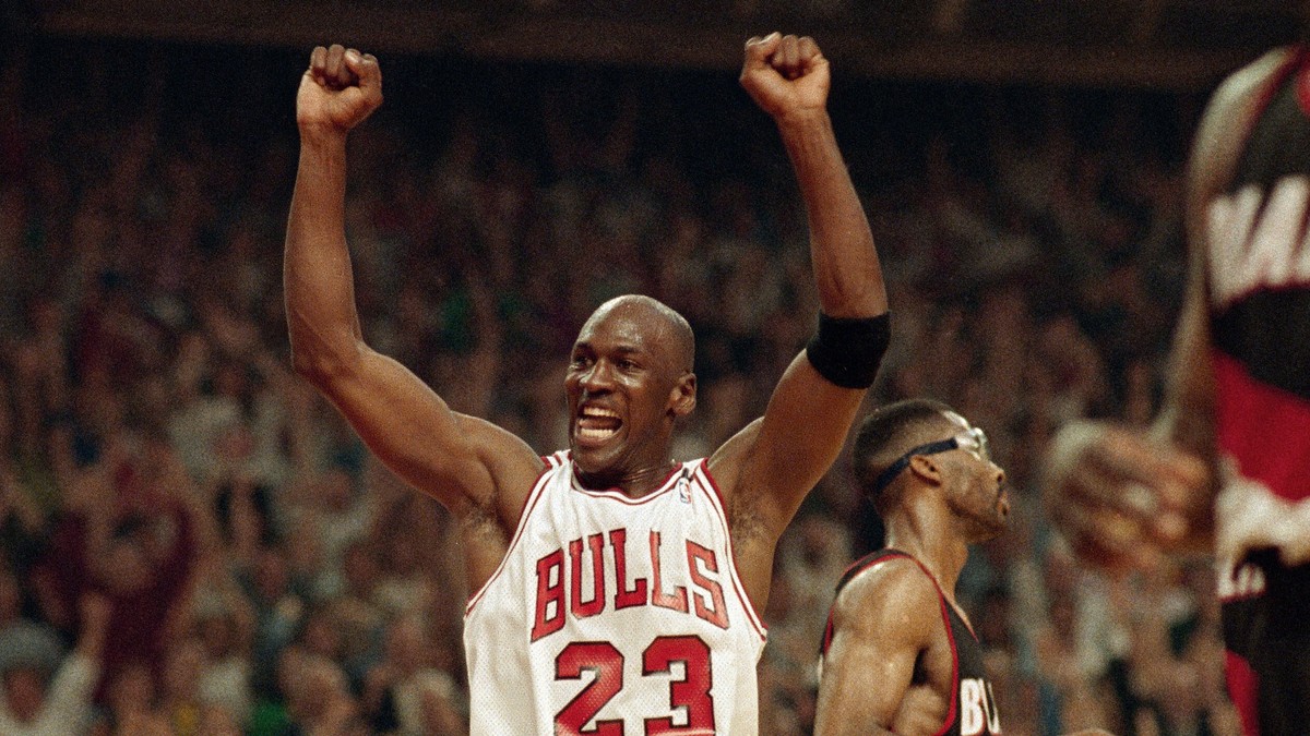 Michael Jordan v júni 1992 oslavuje víťazstvo Chicago Bulls vo finálovom súboji s Portland Trail Blazers. 
