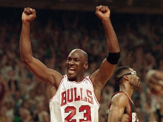 Michael Jordan v júni 1992 oslavuje víťazstvo Chicago Bulls vo finálovom súboji s Portland Trail Blazers.