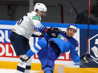 Christian Wolanin (vľavo) v zápase Taliansko - USA na MS v hokeji 2021.