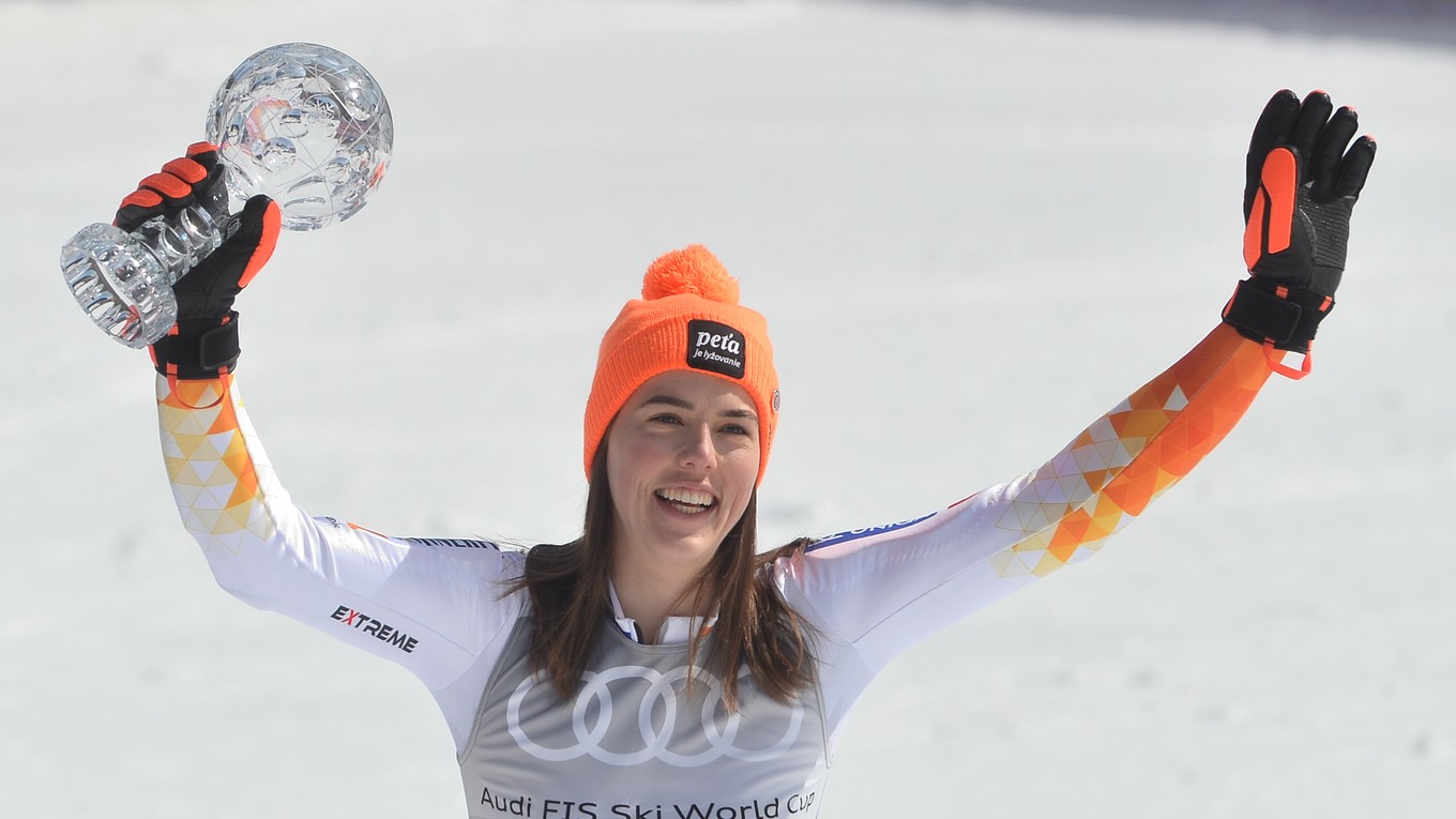 Petra Vlhová si prebrala malý glóbus za slalom.