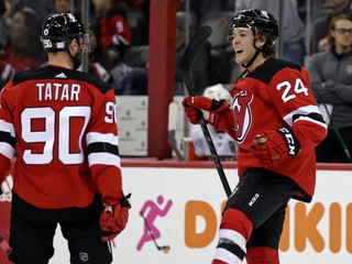 Tomáš Tatar a Ty Smith v drese New Jersey Devils.