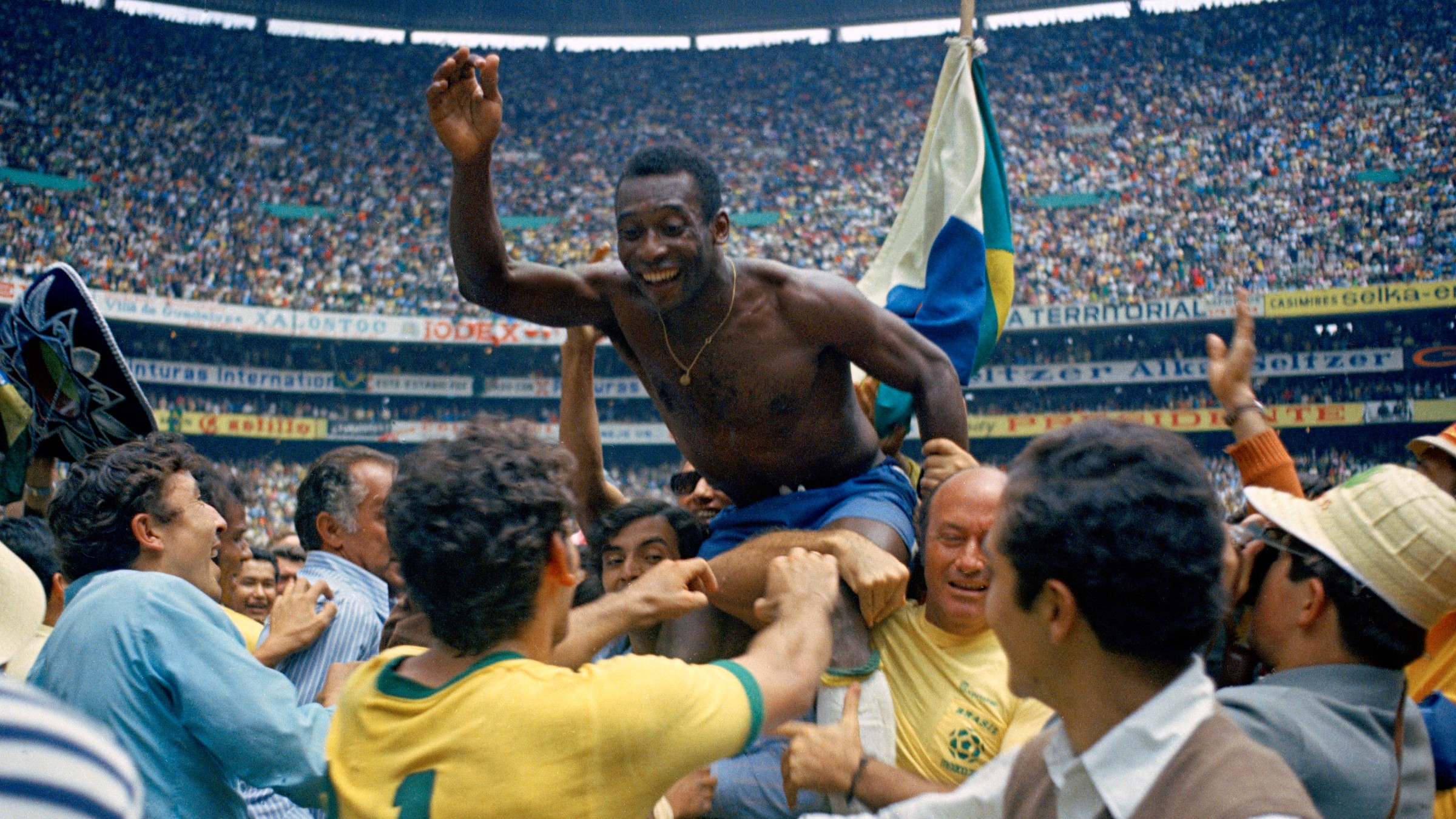 Brazílčan Pele visí na pleciach svojich spoluhráčov po tom, čo Brazília vyhrala finále majstrovstiev sveta nad Talianskom 4:1 na štadióne Azteca v Mexico City, 21. júna 1970.