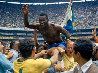 Brazílčan Pele visí na pleciach svojich spoluhráčov po tom, čo Brazília vyhrala finále majstrovstiev sveta nad Talianskom 4:1 na štadióne Azteca v Mexico City, 21. júna 1970.