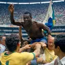 Brazílčan Pele visí na pleciach svojich spoluhráčov po tom, čo Brazília vyhrala finále majstrovstiev sveta nad Talianskom 4:1 na štadióne Azteca v Mexico City, 21. júna 1970.