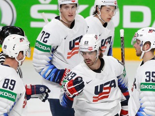 Radosť hokejistov USA v zápase Nórsko - USA na MS v hokeji 2021.