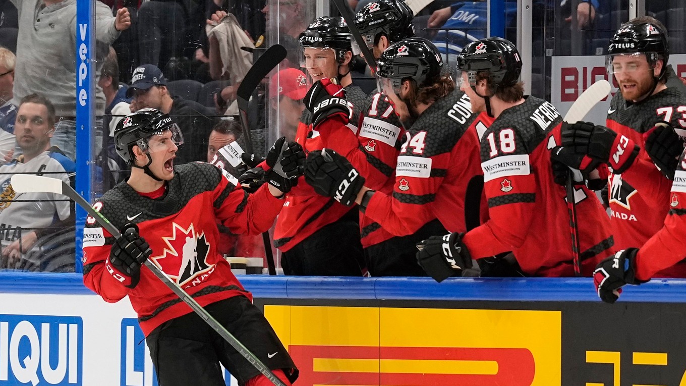 Kanadskí hokejisti sa tešia po strelenom góle v semifinále MS v hokeji 2022.