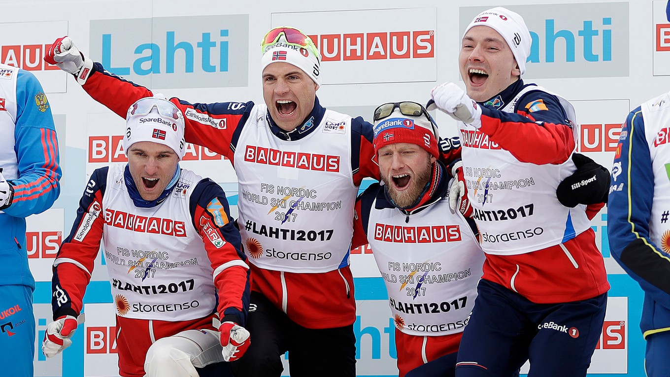 Nórski bežci na lyžiach v zložení Didrik Tönseth, Niklas Dyrhaug, Martin Johnsrud Sundby a Finn Haagen Krogh sa tešia zo zlata na MS v Lahti 2017.