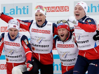Nórski bežci na lyžiach v zložení Didrik Tönseth, Niklas Dyrhaug, Martin Johnsrud Sundby a Finn Haagen Krogh sa tešia zo zlata na MS v Lahti 2017.