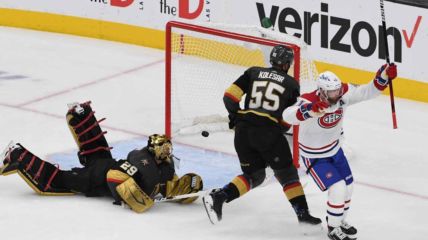 Paul Byron strieľa gól v zápase Vegas Golden Knights - Montreal Canadiens v semifinále play off NHL.