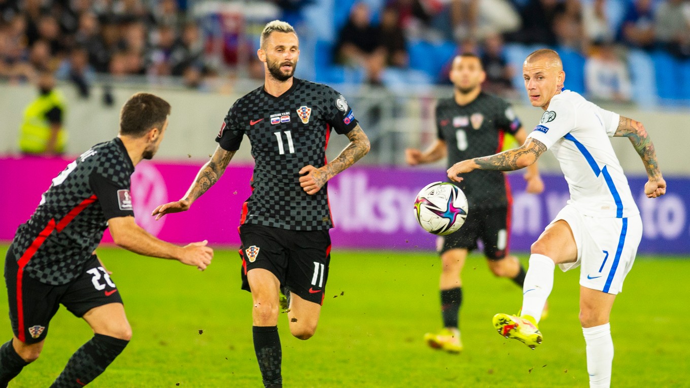 Josip Juranovič, Marcelo Brozovič (obidvaja Chorvátsko) a Vladimír Weiss v zápase kvalifikácie majstrovstiev sveta 2022 Slovensko - Chorvátsko.