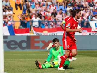 David Brooks strelil gól v zápase Chorvátsko - Wales v kvalifikácii EURO 2020. Na zemi brankár Dominik Livakovič.