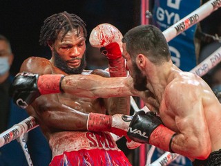 Artur Beterbiev a Marcus Browne.