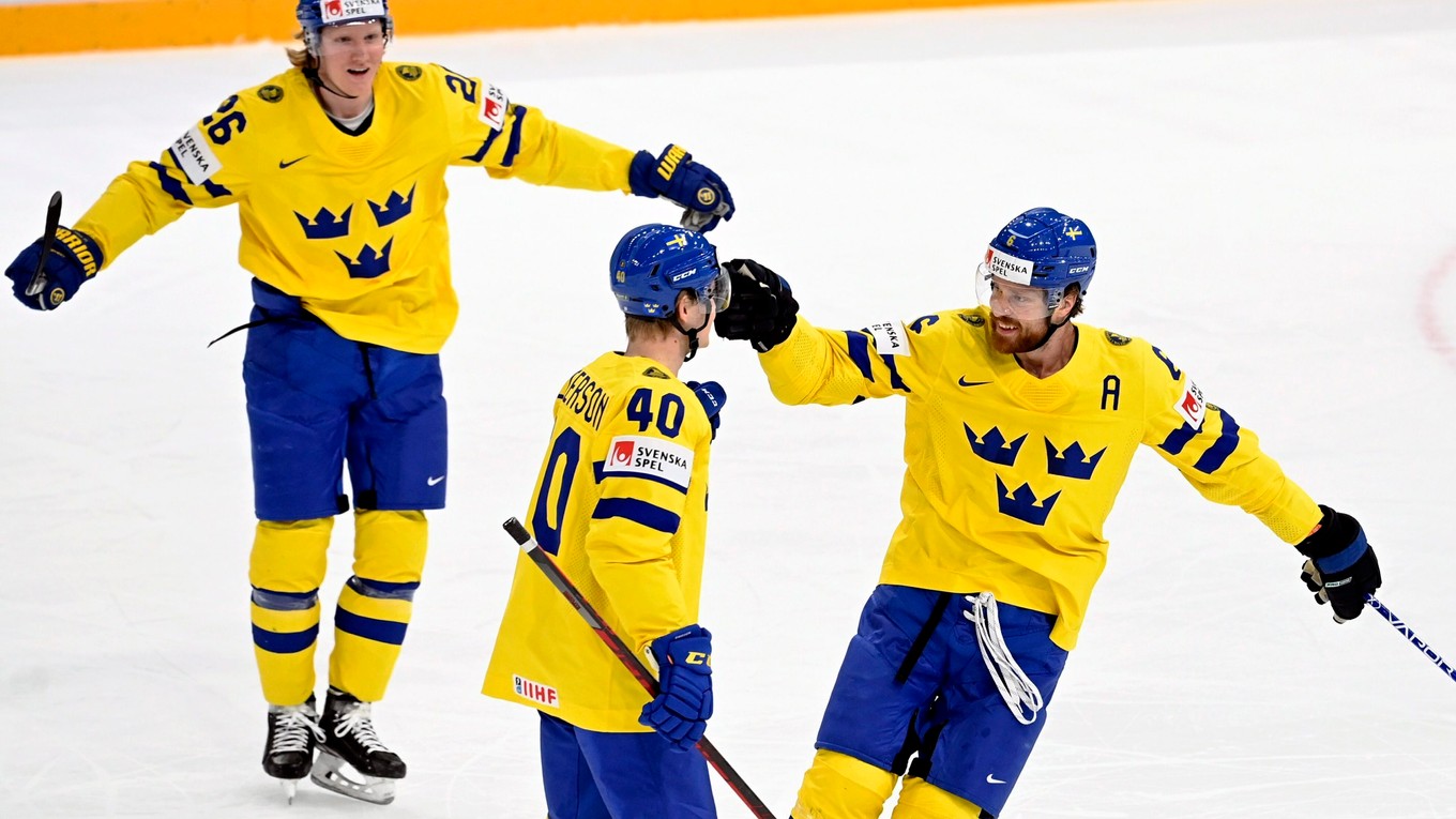 Radosť hokejistov Švédska na MS v hokeji 2022. 