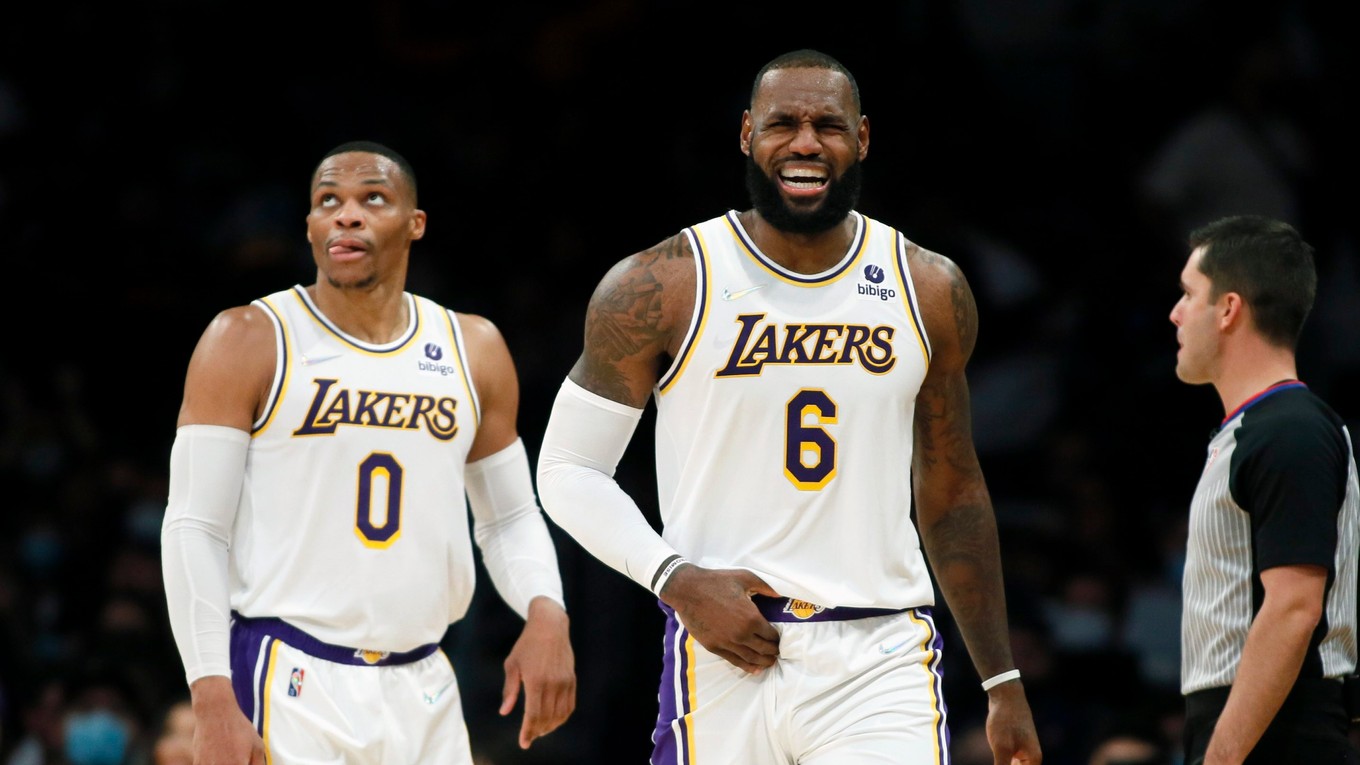 Russell Westbrook (vľavo) a LeBron James v drese Los Angeles Lakers.