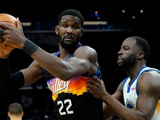 Deandre Ayton (vľavo) a Draymond Green v zápase NBA Phoenix Suns - Golden State Warriors.