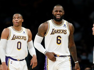 Russell Westbrook (vľavo) a LeBron James v drese Los Angeles Lakers.