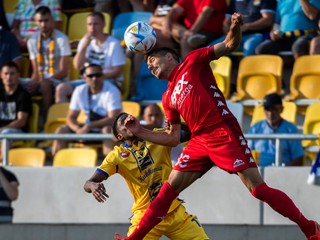 Yhoan Andzouana (vľavo) a Mihajilo Popovič v zápase DAC 1904 Dunajská Streda - MFK Tatran Liptovský Mikuláš.