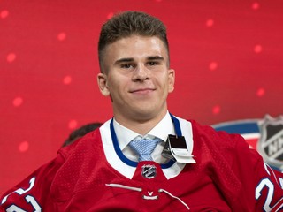 Filip Mešár v drese Montrealu Canadiens počas Draftu NHL 2022.