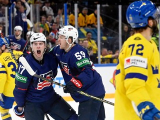 Hokejisti USA sa tešia po strelenom góle na MS v hokeji 2022.